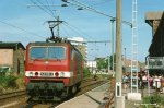 143 063 des Bw Stralsund beim Rangieren im Bahnhof von Wolgast Hafen (20.09.1993).jpg