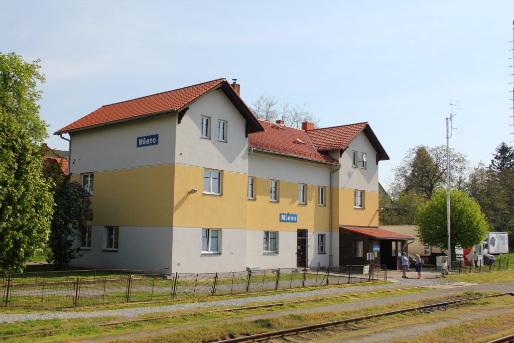 IMG_8130-Mseno-Bahnhofsgebaeude.JPG