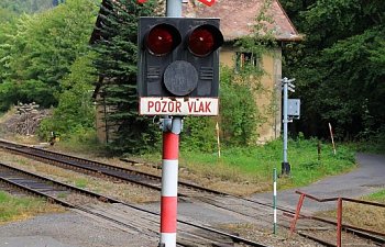 IMG_5381-Dubi-Bahnhof-Bahnuebergang.JPG