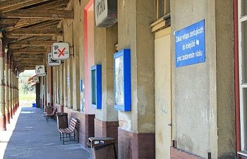 IMG_5076-Varnsdorf-Bahnhofsgebaeude.JPG