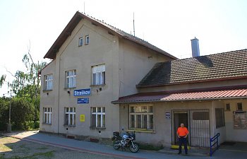 IMG_8285-Straskov-Bahnhofsgebaeude.JPG