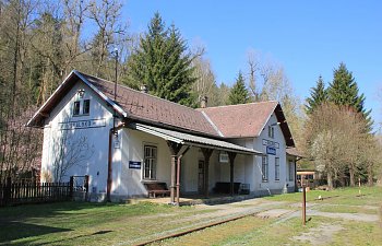 IMG_0714-Skalsko-Bahnhofsgebaeude.JPG