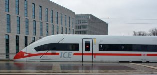 ICE 812 213-5 Berlin Hauptbahnhof.jpg