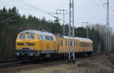 218 471-1 mit Vermessungszug Rbf Berlin-Wuhlheide.jpg