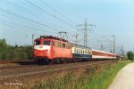 Lok 110 371 mit AutoExpress 1385 von Hamburg-altona nach München Ost bei Langwied (27.05.1999)..JPG