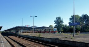 Flughafen Berlin-Schönefeld Bahnsteig(2).jpg