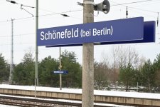 Bf Schönefeld (bei Berlin) Bahnhofsschild.jpg