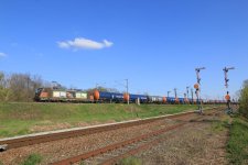 7001_187 537 HSL mit Kesselwagenzug ,bestehend aus neueren Wascosa-Wagen,Ausfahrt Köthen in Ri...JPG