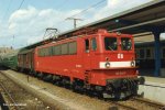 Lok 109 048 des Bw Stralsund vor Nahverkehrszug nach Pasewalk in Stralsund Hbf (28.08.1992)..jpg