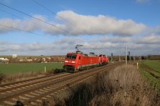 152 090 schleppt eine 261er nach Zwickau als EZ 51821 Halle-Zwickau , ohne weitere Wagen _bei ...JPG