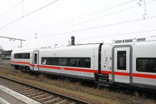 Bpdz 73 80 84-91 306-5 Lokseitiger Endwagen Bf Berlin-Lichtenberg.jpg