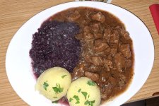 Gulasch mit Rotkohl und Knödel.jpg