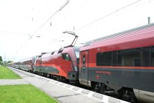 1116 241-1 mit railjet Bf Übersee am Chiemsee 2025.jpg