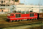 180 018 mit einem Güterzug in Pirna Gbf (16.12.1992).jpg